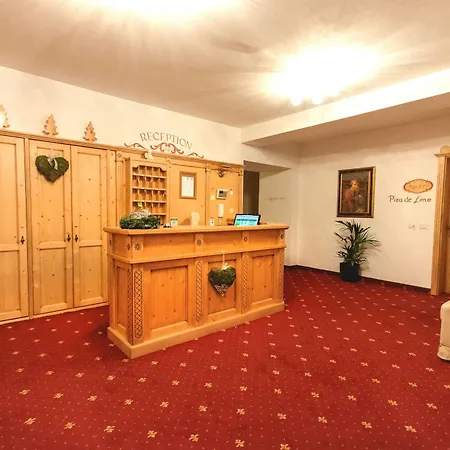 Clara Aparthotel 3*
