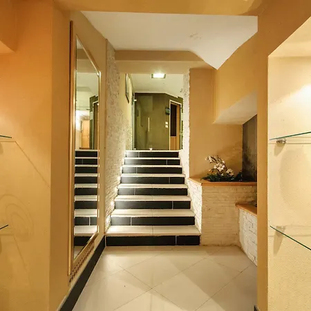 Clara Aparthotel 3*